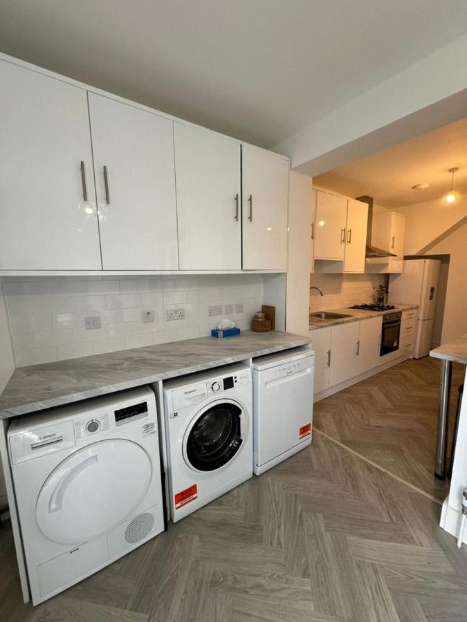 Smart Guest Rooms Fast Access To Central London Via Piccadilly Line New Southgate Buitenkant foto