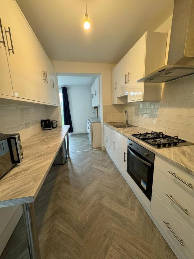 Smart Guest Rooms Fast Access To Central London Via Piccadilly Line New Southgate Buitenkant foto