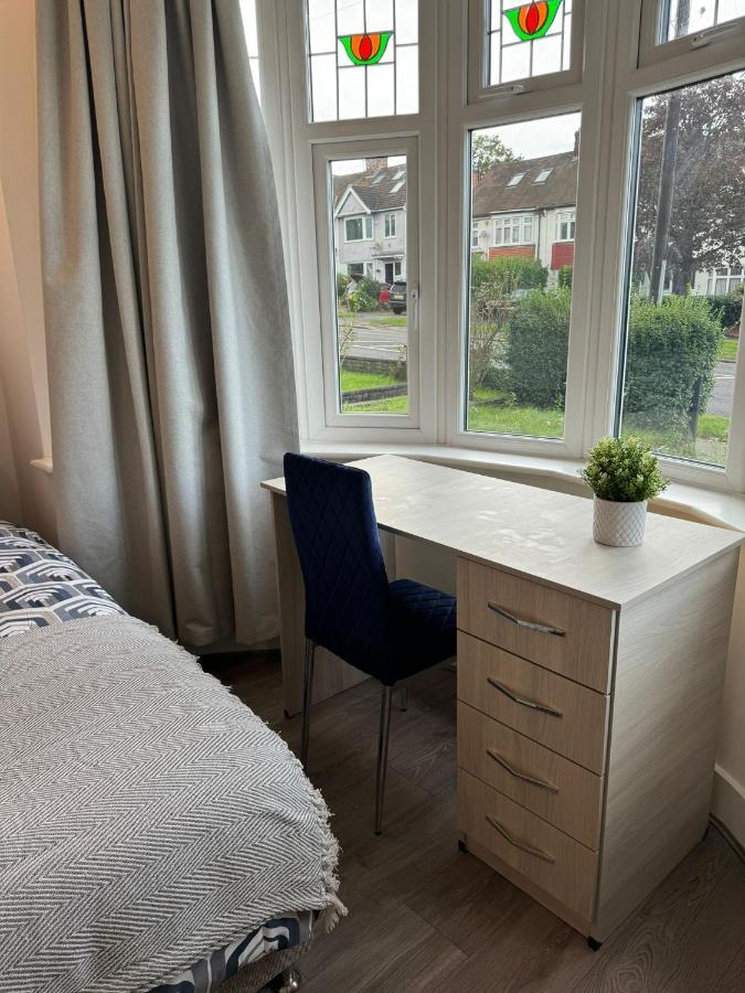 Smart Guest Rooms Fast Access To Central London Via Piccadilly Line New Southgate Buitenkant foto