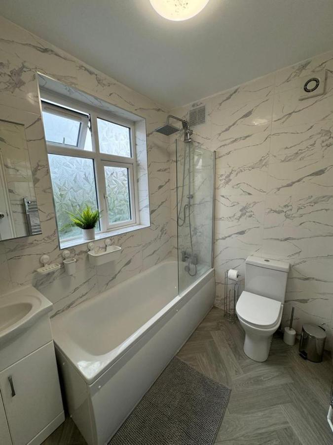 Smart Guest Rooms Fast Access To Central London Via Piccadilly Line New Southgate Buitenkant foto