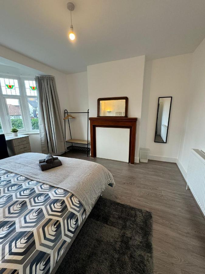 Smart Guest Rooms Fast Access To Central London Via Piccadilly Line New Southgate Buitenkant foto